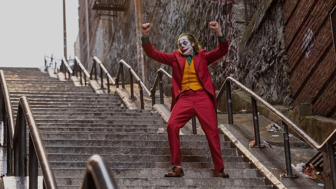เมื่อตัวตลกกลายเป็นปิศาจแห่งสังคม: รีวิว Joker (2019) ภาพยนตร์ที่เขย่าจิตใจคุณถึงขั้วตรงข้าม